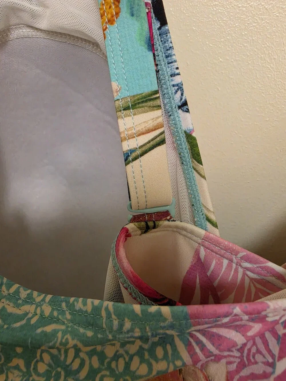 Torrid Wireless Triangle Bikini Top Size 3 EUC